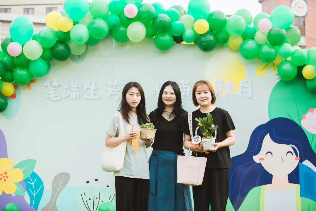 火一动态|笔端生芳华  情满中秋月|| 火炬一小教师节/中秋节“双节”庆祝活动