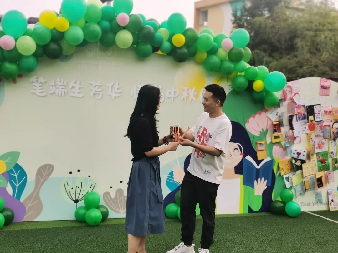 火一动态|笔端生芳华  情满中秋月|| 火炬一小教师节/中秋节“双节”庆祝活动