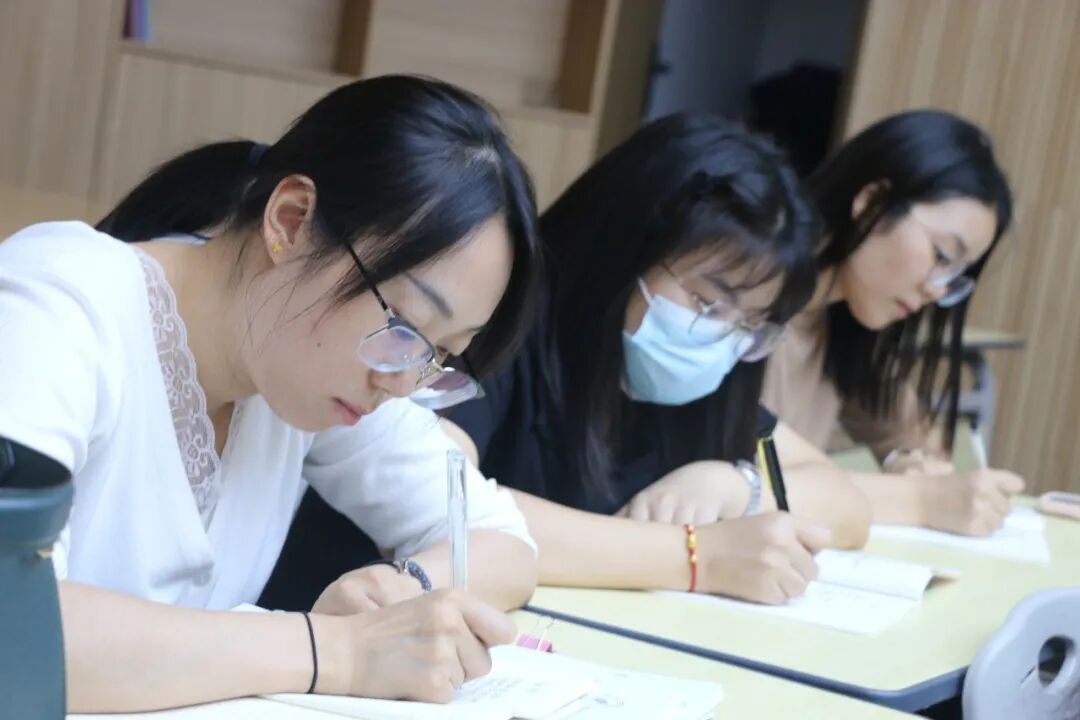 火一动态| 青蓝结对清秋始    琢玉成器幸福长| |“幸福·青蓝”师徒结对仪式