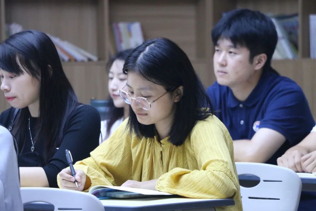 火一动态| 青蓝结对清秋始    琢玉成器幸福长| |“幸福·青蓝”师徒结对仪式