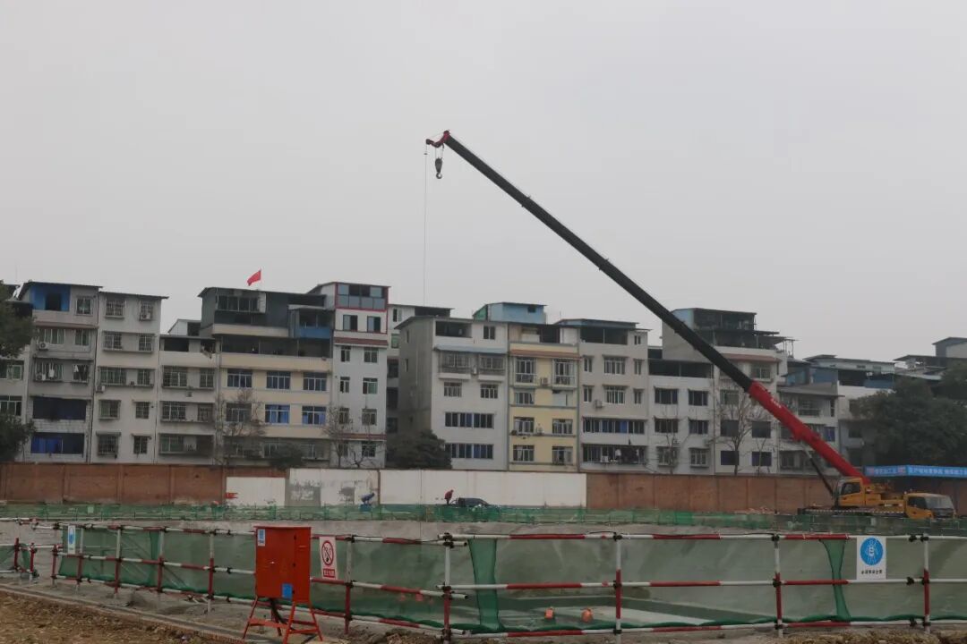 火一新校区建设|绵阳科技城社会事业和基层治理局副局长周涛一行调研火炬一小新校区建设工作