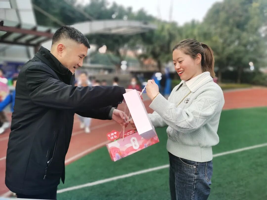 火一动态｜芳华自在  笑颜如花||火炬一小三八女神节送祝福活动