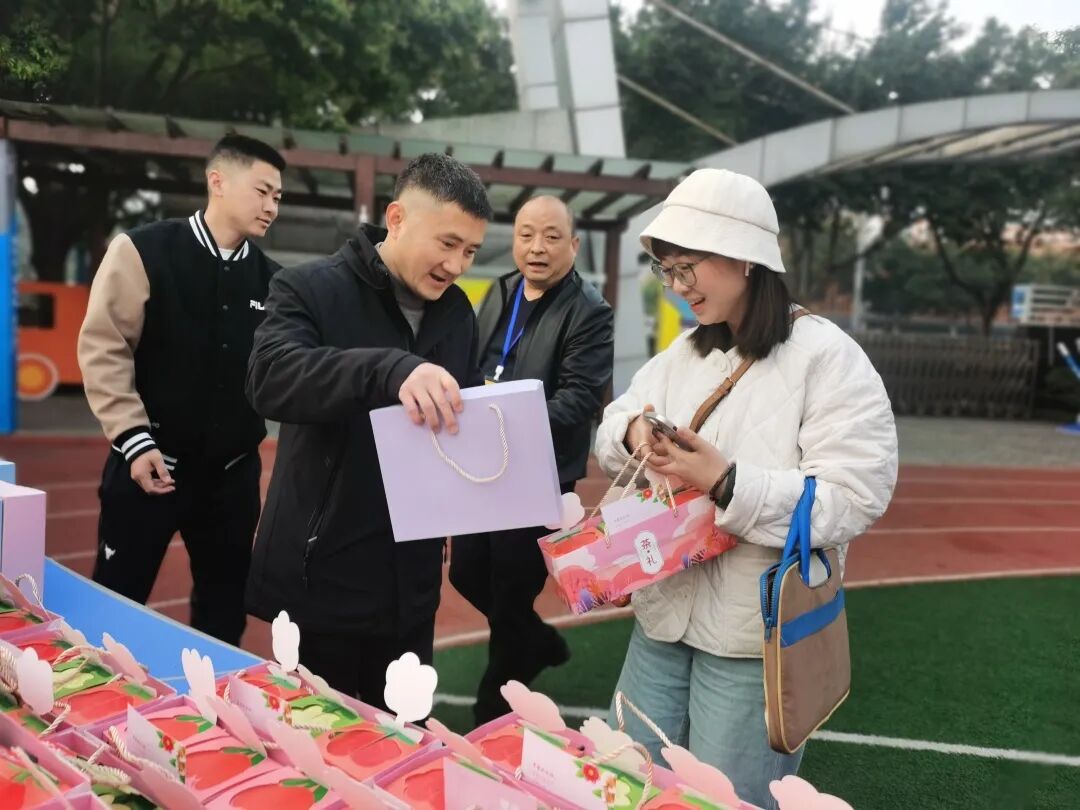 火一动态｜芳华自在  笑颜如花||火炬一小三八女神节送祝福活动