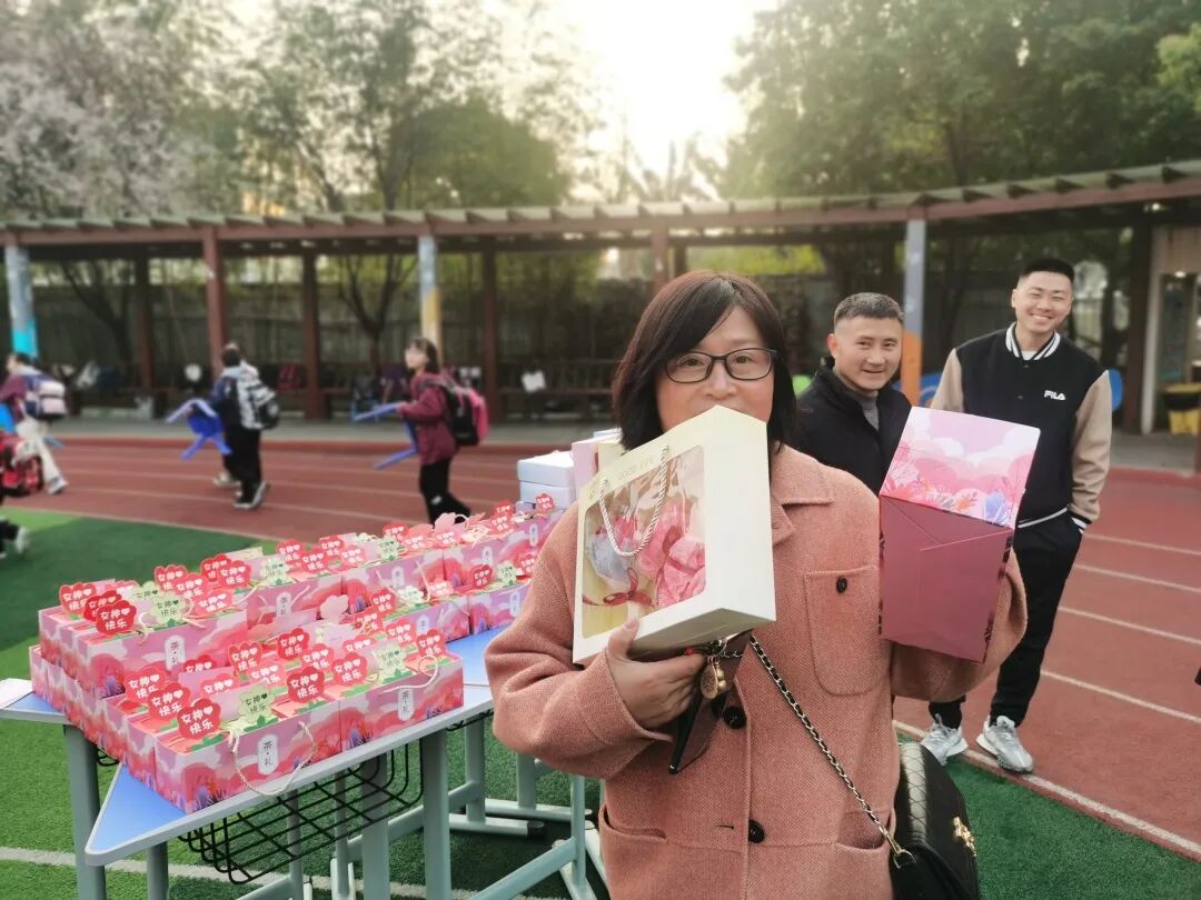 火一动态｜芳华自在  笑颜如花||火炬一小三八女神节送祝福活动