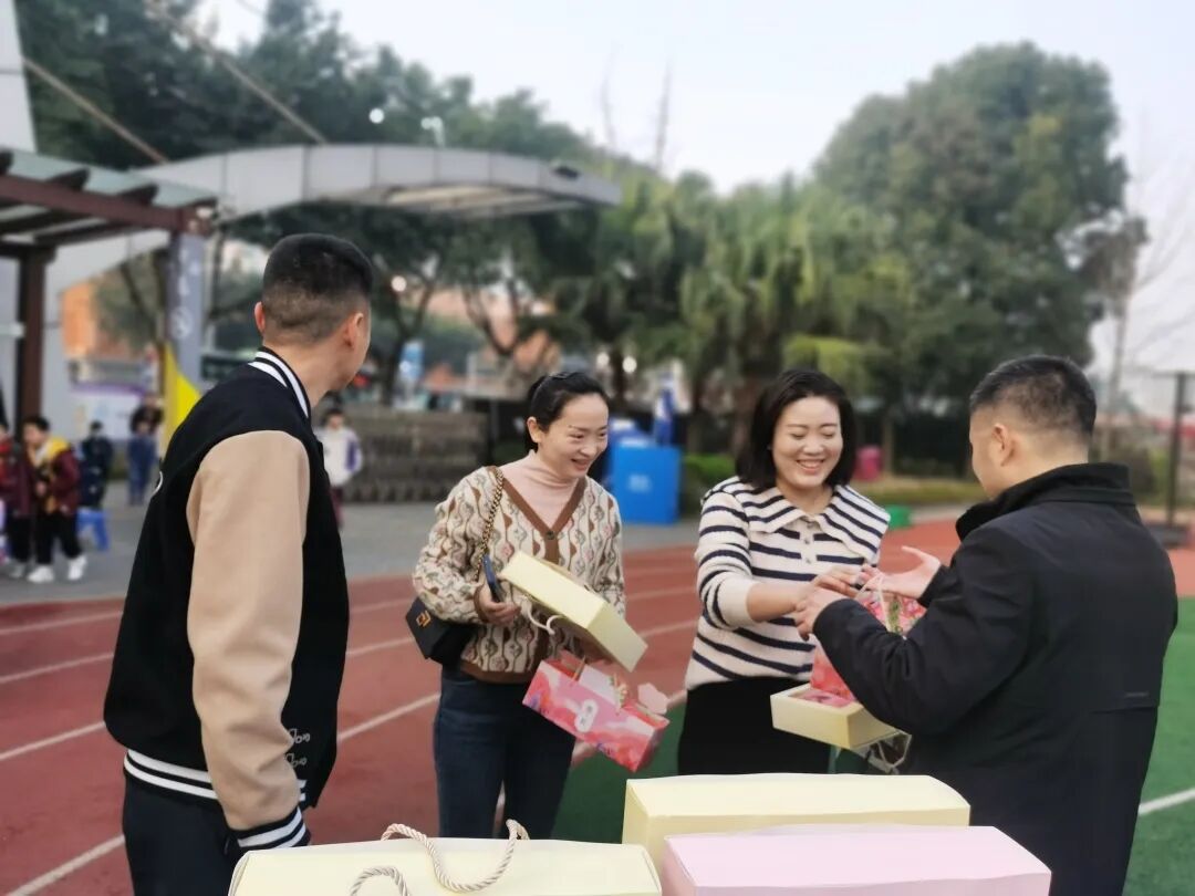 火一动态｜芳华自在  笑颜如花||火炬一小三八女神节送祝福活动