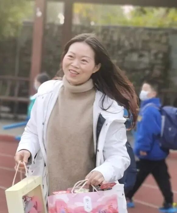 火一动态｜芳华自在  笑颜如花||火炬一小三八女神节送祝福活动