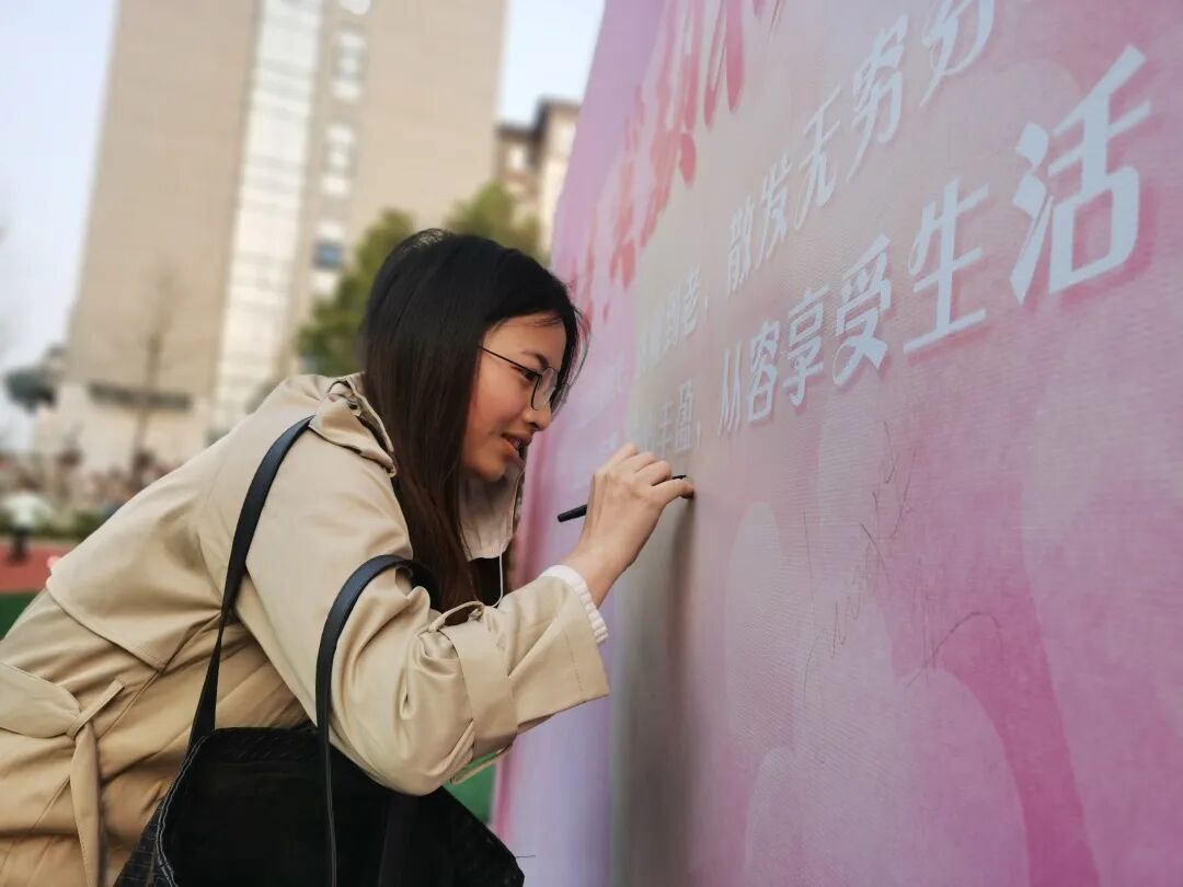 火一动态｜芳华自在  笑颜如花||火炬一小三八女神节送祝福活动
