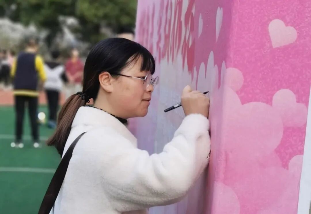 火一动态｜芳华自在  笑颜如花||火炬一小三八女神节送祝福活动