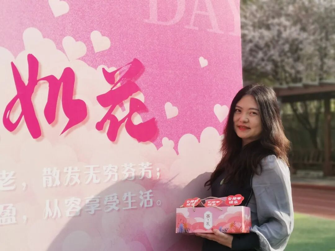 火一动态｜芳华自在  笑颜如花||火炬一小三八女神节送祝福活动