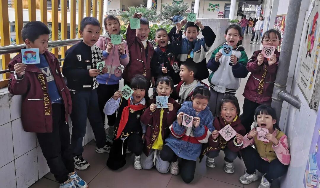 火一动态｜芳华自在  笑颜如花||火炬一小三八女神节送祝福活动