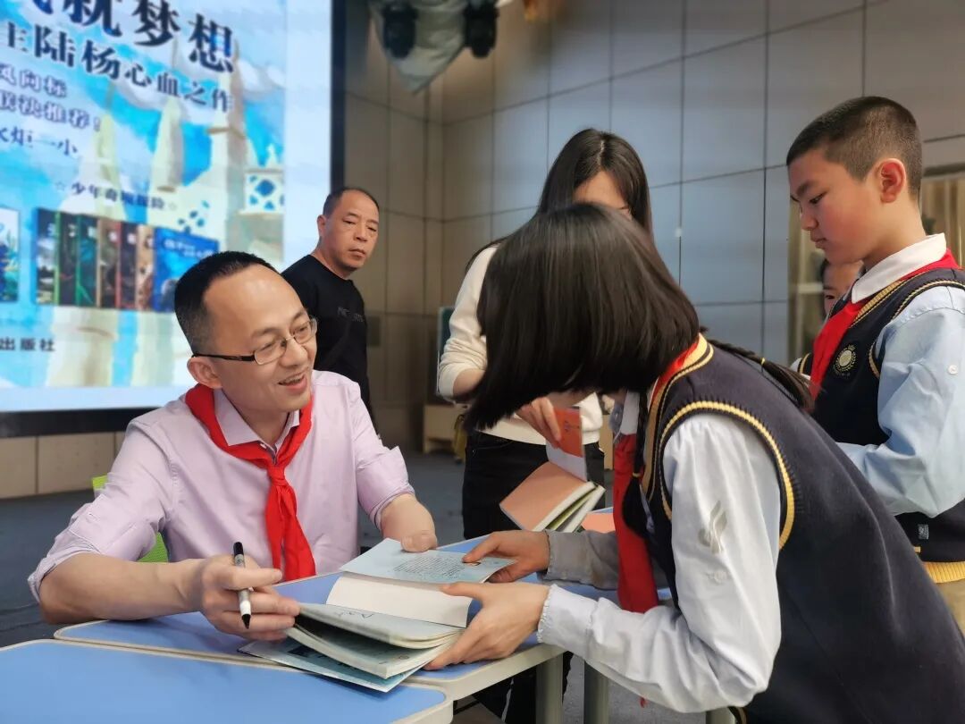 火一读书节|芬芳春日,与书同行||跳蚤书市/作家进校园
