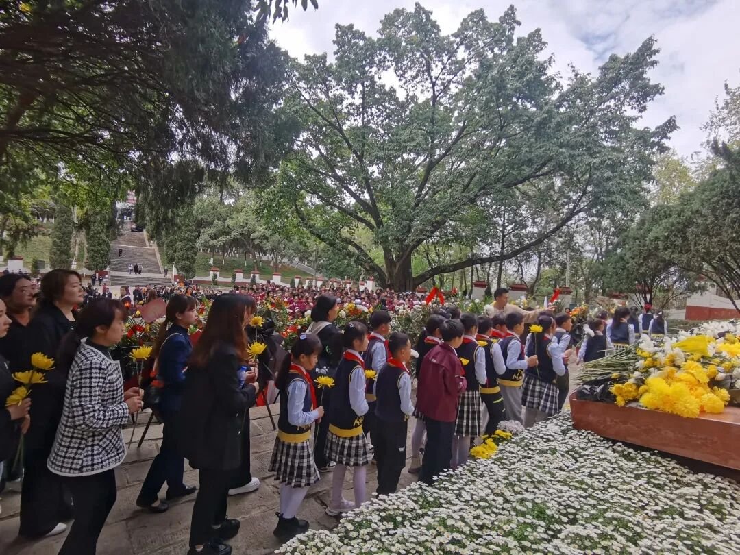 火一动态|缅怀英雄先烈 传承红色基因||清明祭扫活动