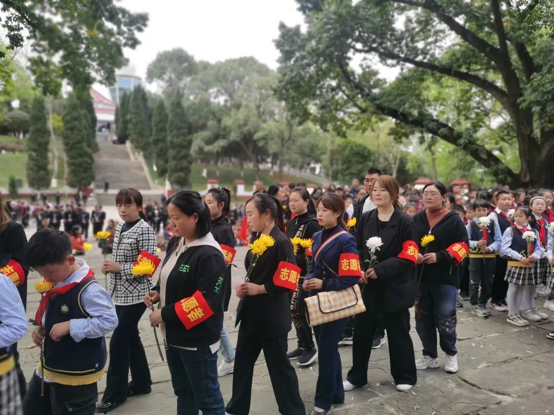 火一动态|缅怀英雄先烈 传承红色基因||清明祭扫活动