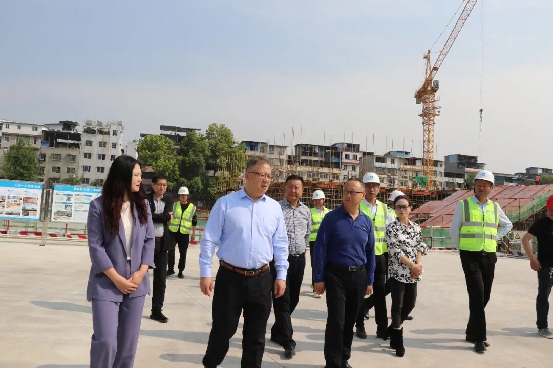 火一新校区建设 |市政府党组副书记,科技城党工委副书记、管委会主任梁磊调研火炬一小A校区