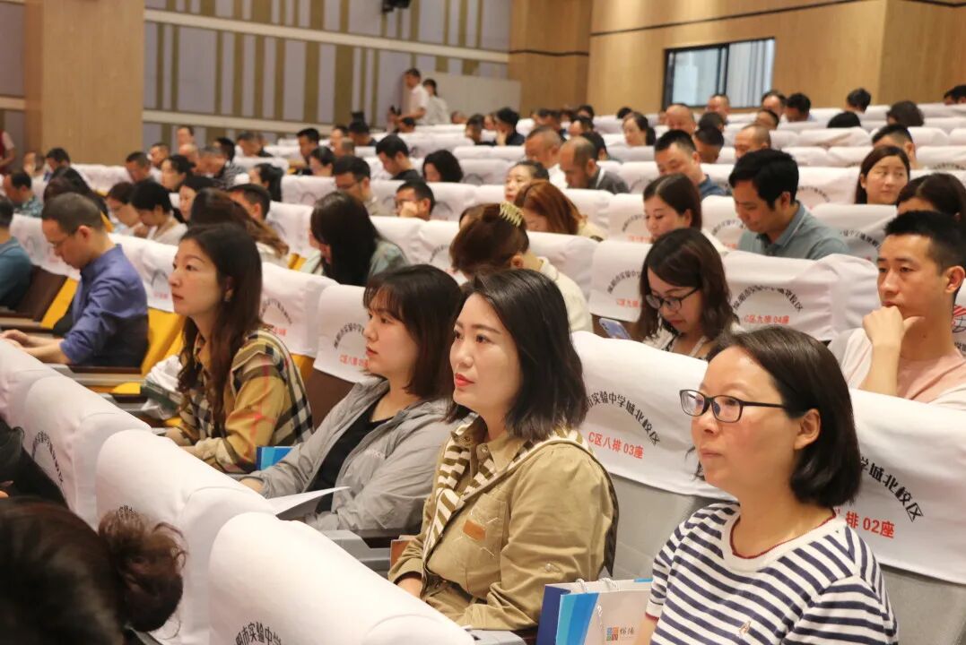 火一动态 | 蒲晓茹校长在“2023年义务教育学校高质量发展高峰论坛”上作专题讲座