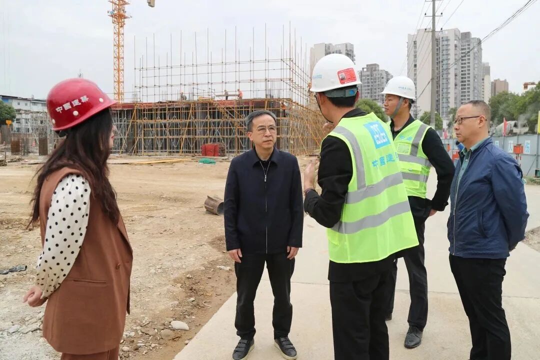 火一新校区建设 |绵阳科技城党工委副书记谭岗调研火炬一小A校区建设项目工作
