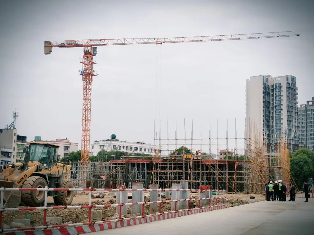 火一新校区建设 |绵阳科技城党工委副书记谭岗调研火炬一小A校区建设项目工作