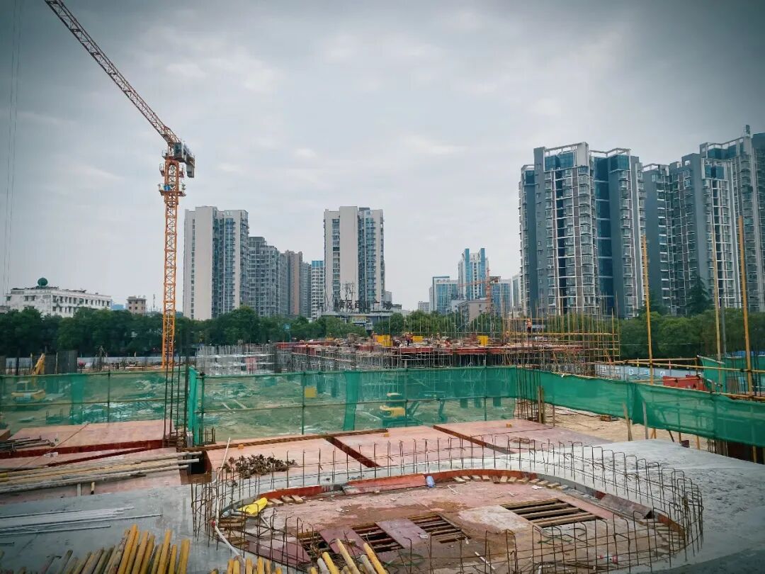 火一新校区建设 |绵阳科技城党工委副书记谭岗调研火炬一小A校区建设项目工作