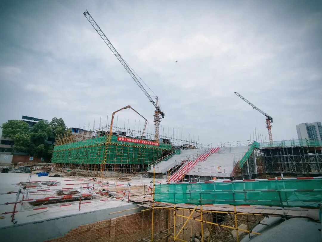 火一新校区建设 |绵阳科技城党工委副书记谭岗调研火炬一小A校区建设项目工作