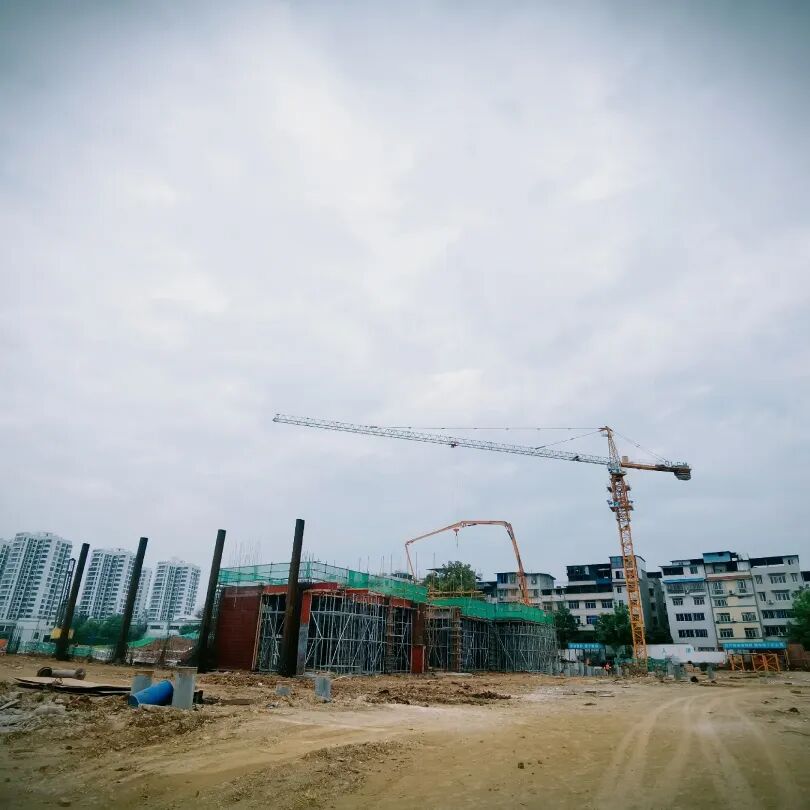火一新校区建设 |绵阳科技城党工委副书记谭岗调研火炬一小A校区建设项目工作