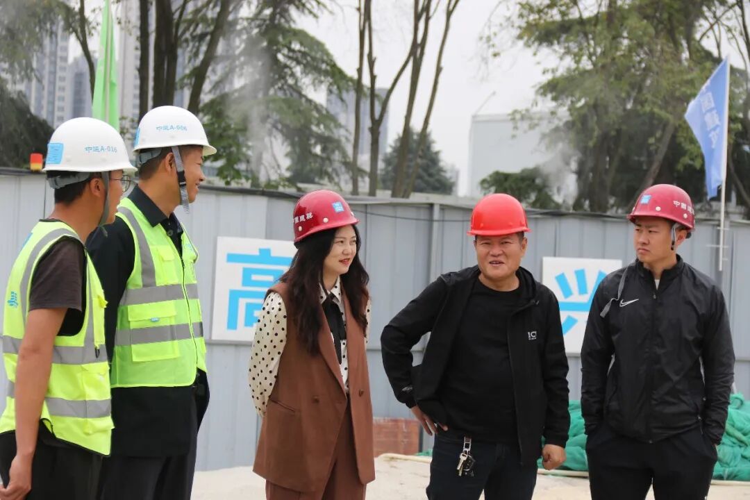 火一新校区建设 |绵阳科技城党工委副书记谭岗调研火炬一小A校区建设项目工作