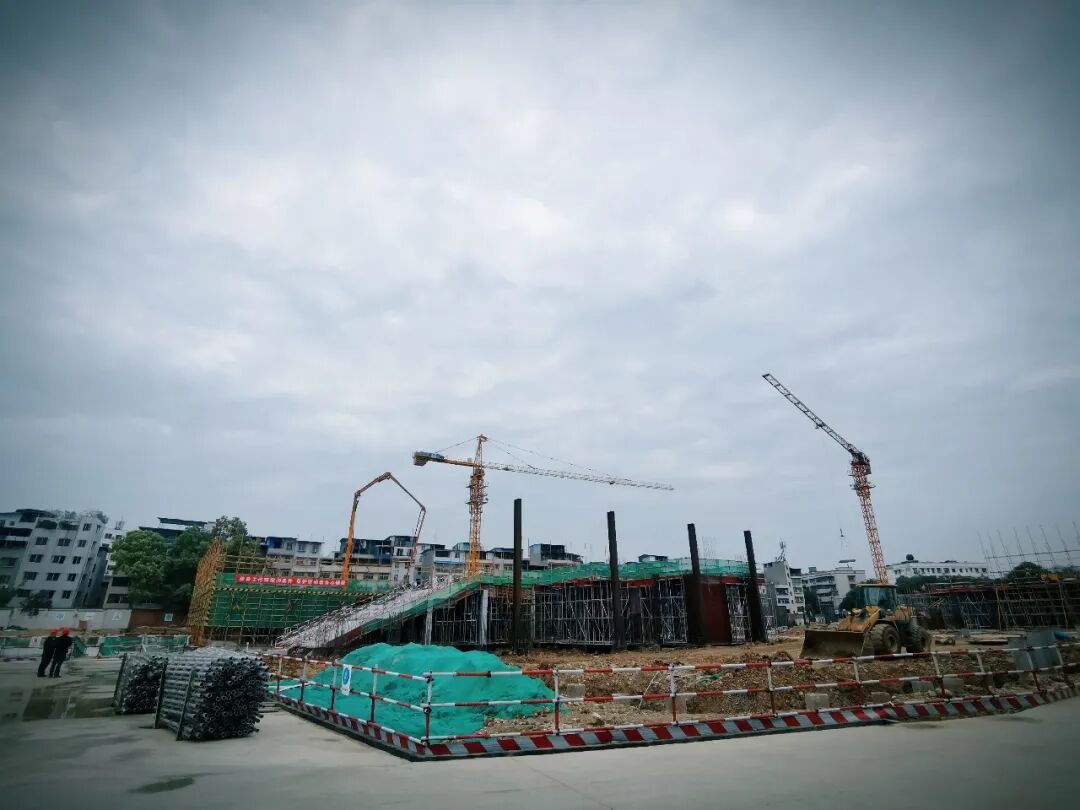 火一新校区建设 |绵阳科技城党工委副书记谭岗调研火炬一小A校区建设项目工作