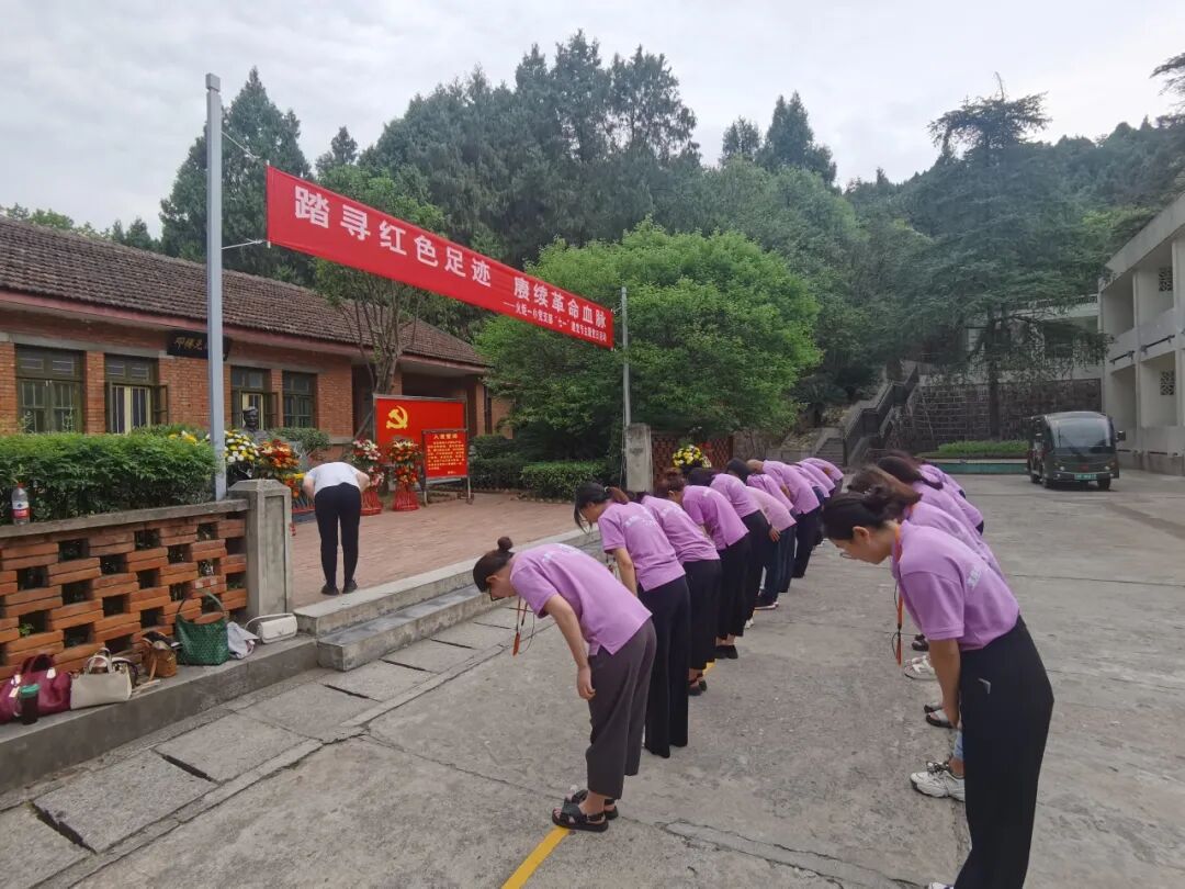 火一动态|踏寻红色足迹  赓续革命血脉||火炬一小党支部“七·一”建党节主题党日活动