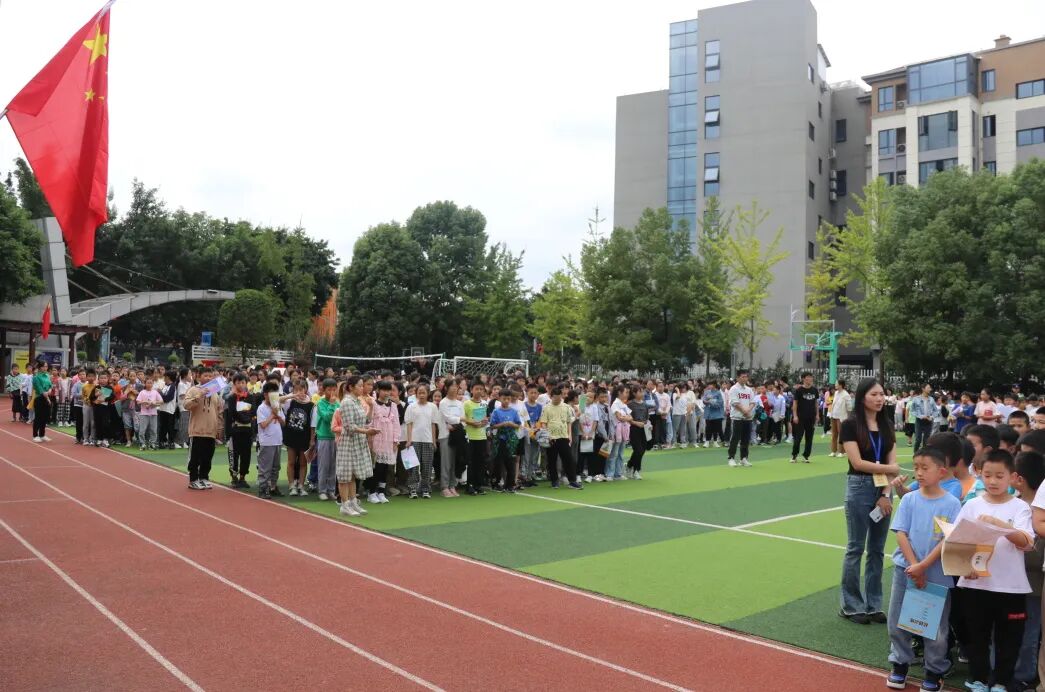 警校共建 |防范灾害风险 护航高质量发展——火炬一小2023年秋校园防震减灾应急逃生演练