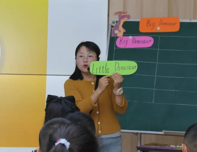 聚焦素养立意  研思绘本教育——火炬一小共同体与四川天府新区麓湖小学英语组联合教研活动
