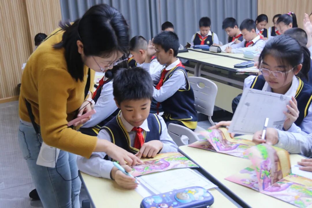 聚焦素养立意  研思绘本教育——火炬一小共同体与四川天府新区麓湖小学英语组联合教研活动