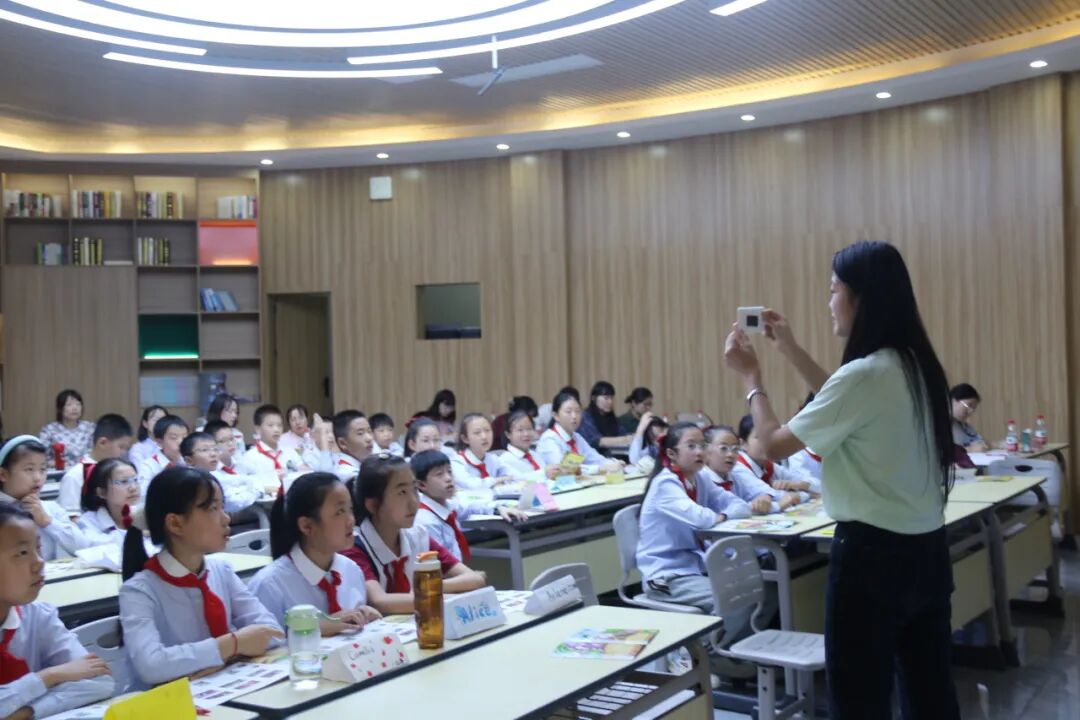 聚焦素养立意  研思绘本教育——火炬一小共同体与四川天府新区麓湖小学英语组联合教研活动