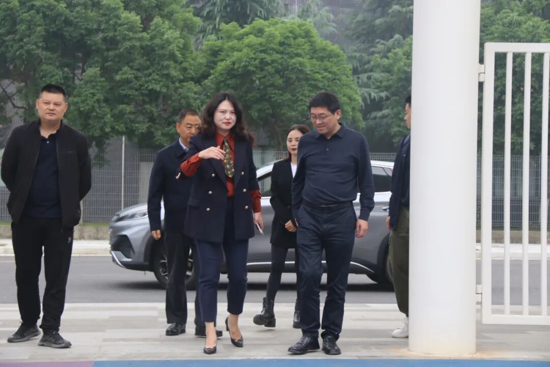 火一·动态丨深入调研促提升  精准指导助发展 --绵阳科技城社会事业和基层治理局局长杨国斌一行调研火炬一小