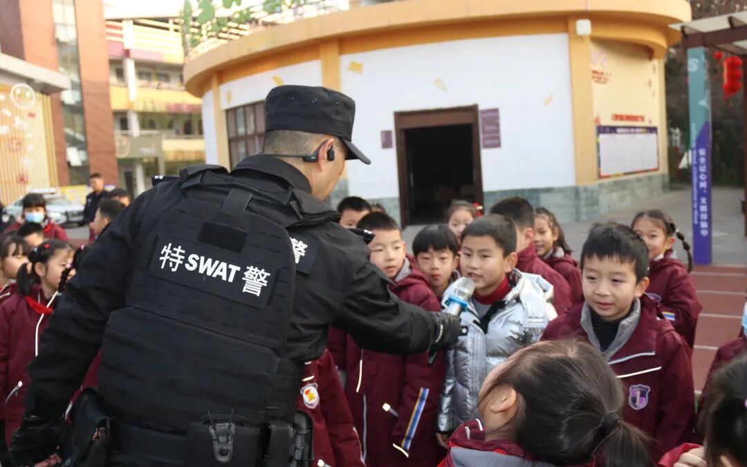 火一动态丨当“警察节”遇上一场特别“联盟”——绵阳市公安局特巡警支队与高新区火炬一小开展警营开放日活动
