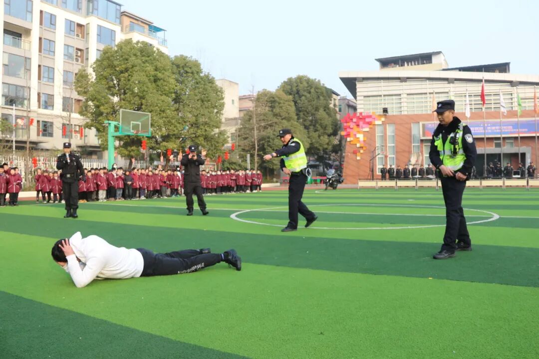 火一动态丨当“警察节”遇上一场特别“联盟”——绵阳市公安局特巡警支队与高新区火炬一小开展警营开放日活动