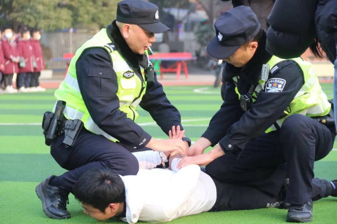 火一动态丨当“警察节”遇上一场特别“联盟”——绵阳市公安局特巡警支队与高新区火炬一小开展警营开放日活动