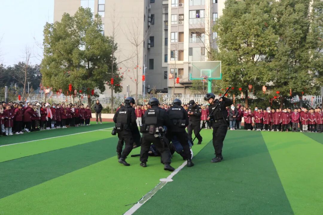 火一动态丨当“警察节”遇上一场特别“联盟”——绵阳市公安局特巡警支队与高新区火炬一小开展警营开放日活动