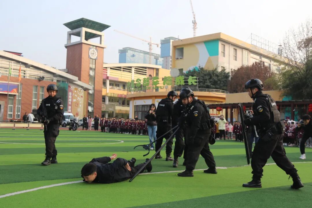 火一动态丨当“警察节”遇上一场特别“联盟”——绵阳市公安局特巡警支队与高新区火炬一小开展警营开放日活动