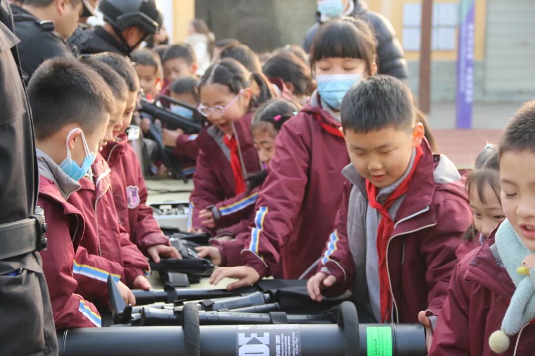 火一动态丨当“警察节”遇上一场特别“联盟”——绵阳市公安局特巡警支队与高新区火炬一小开展警营开放日活动