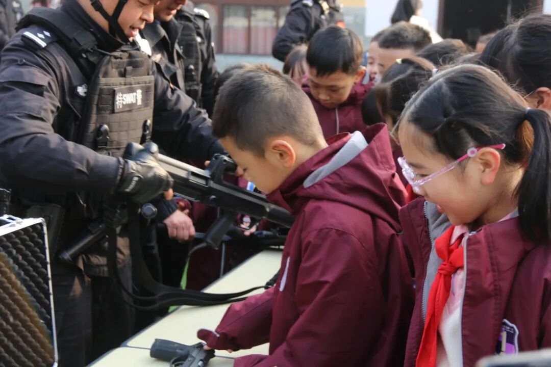 火一动态丨当“警察节”遇上一场特别“联盟”——绵阳市公安局特巡警支队与高新区火炬一小开展警营开放日活动