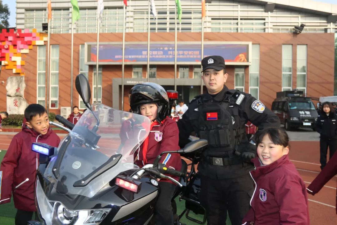 火一动态丨当“警察节”遇上一场特别“联盟”——绵阳市公安局特巡警支队与高新区火炬一小开展警营开放日活动
