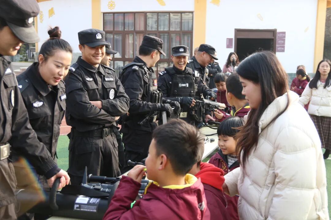火一动态丨当“警察节”遇上一场特别“联盟”——绵阳市公安局特巡警支队与高新区火炬一小开展警营开放日活动