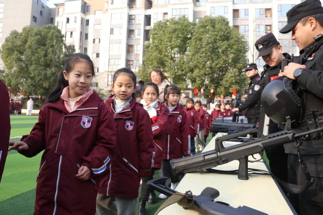火一动态丨当“警察节”遇上一场特别“联盟”——绵阳市公安局特巡警支队与高新区火炬一小开展警营开放日活动