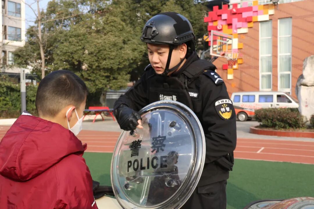 火一动态丨当“警察节”遇上一场特别“联盟”——绵阳市公安局特巡警支队与高新区火炬一小开展警营开放日活动