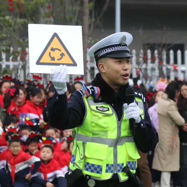 开学季丨神兽归“龙”,初春相见----2024年春火炬一小开学校园风景线