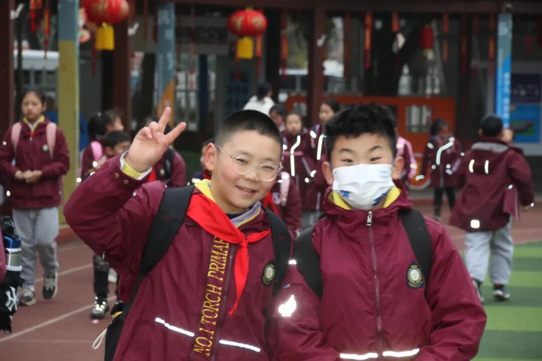 开学季丨神兽归“龙”,初春相见----2024年春火炬一小开学校园风景线