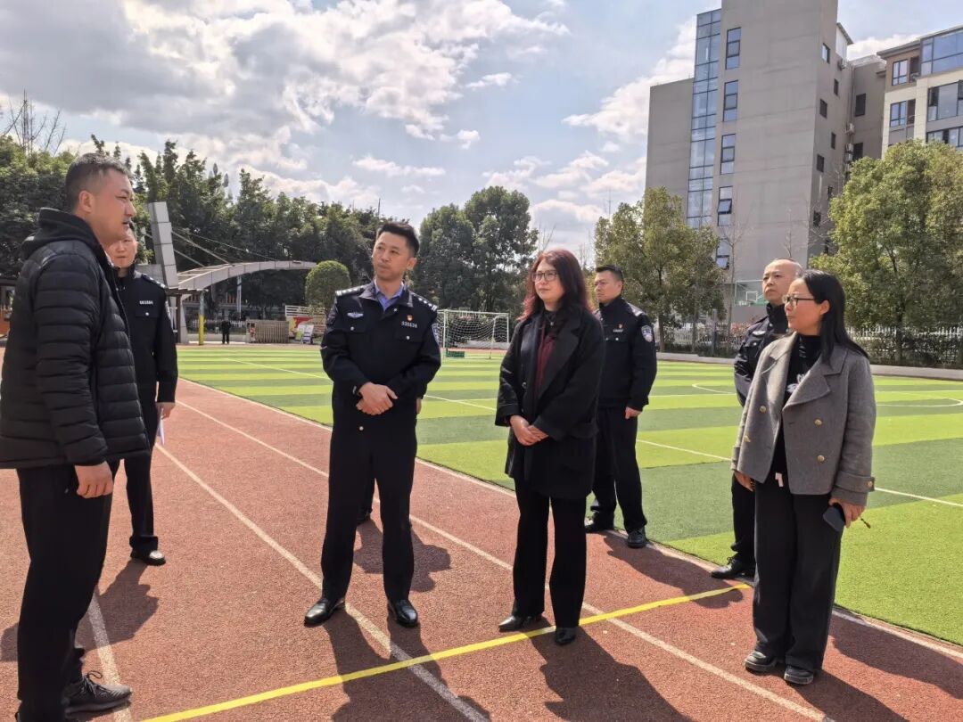 警校共建保平安 绵阳市公安局高新分局贺淼局长到火炬一小调研