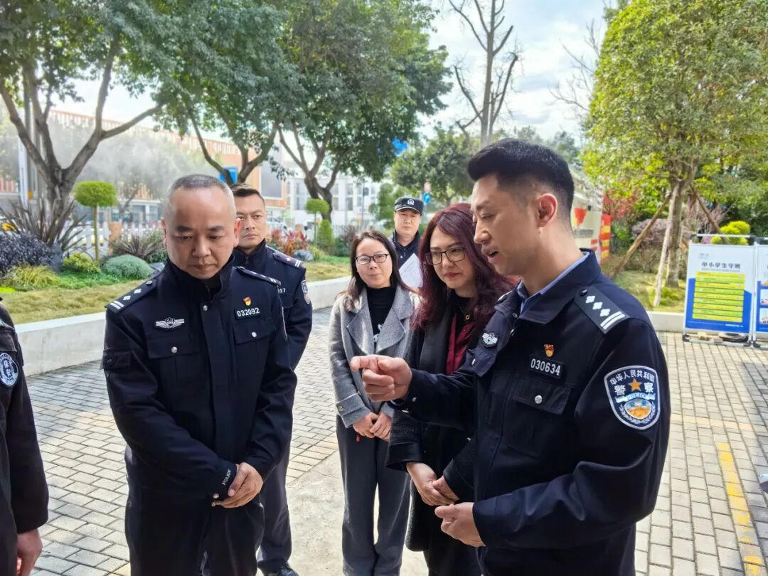 警校共建保平安 绵阳市公安局高新分局贺淼局长到火炬一小调研