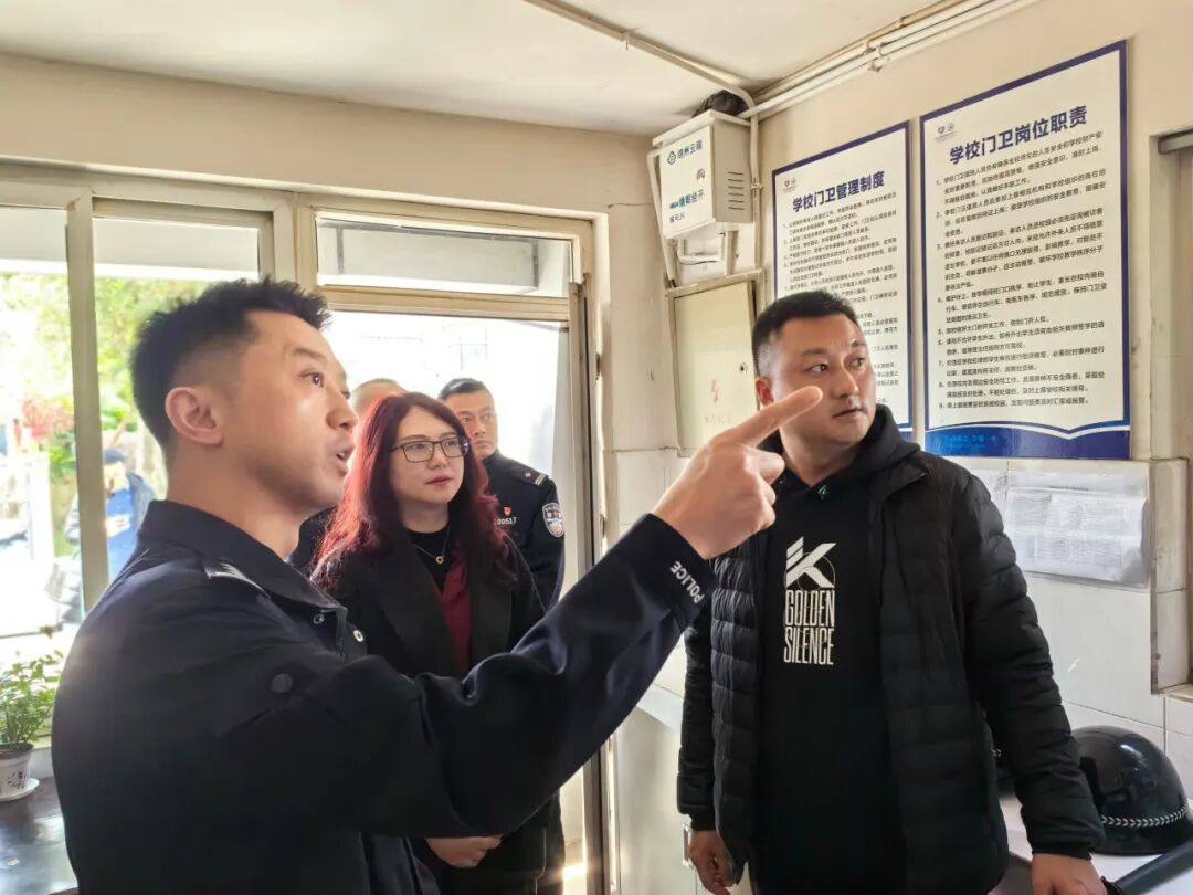 警校共建保平安 绵阳市公安局高新分局贺淼局长到火炬一小调研