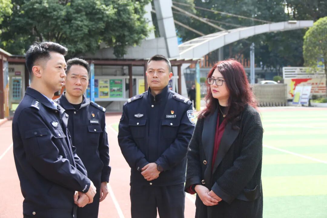 警校共建保平安 绵阳市公安局高新分局贺淼局长到火炬一小调研
