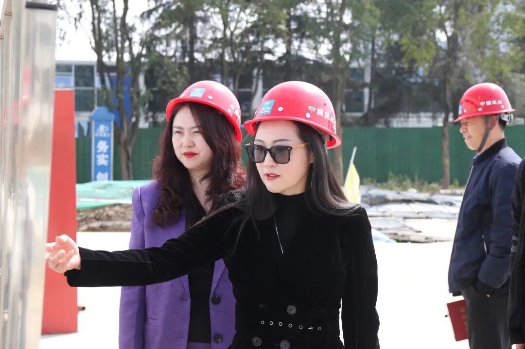 绵阳高新区(科技城直管区)社治局教体科科长张瑛一行到绵阳高新区火炬一小调研